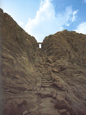 Ступени, ведущие к вершине горы Синай. Фото с сайта www.goegypt.ru